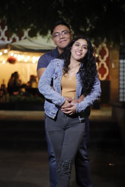 Liss y Dante sonriendo juntos